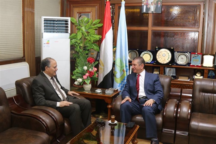 بالصور.. مدير أمن كفر الشيخ يضع الزهورعلى قبرالجندي المجهول فى ذكرئ سيناء