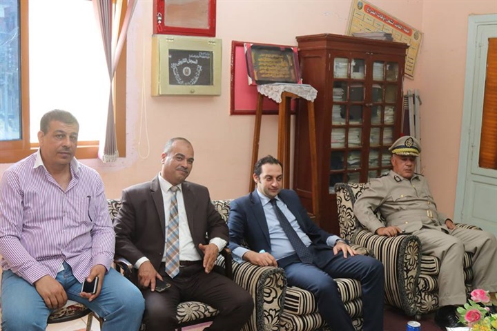 بالصور.. مدير أمن كفر الشيخ يضع الزهورعلى قبرالجندي المجهول فى ذكرئ سيناء