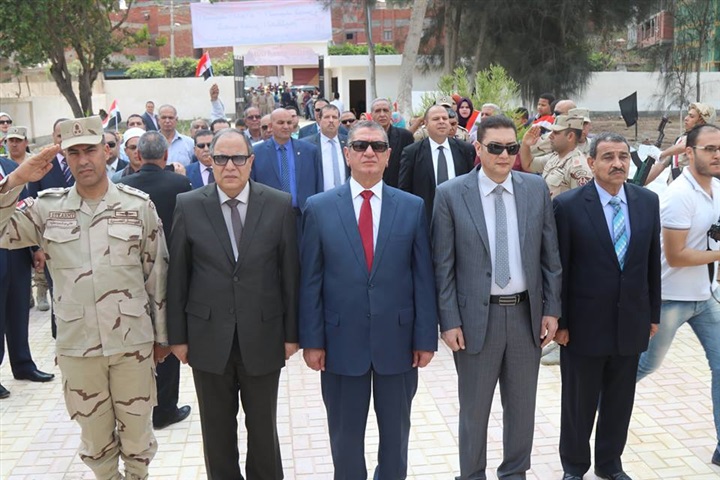 بالصور.. مدير أمن كفر الشيخ يضع الزهورعلى قبرالجندي المجهول فى ذكرئ سيناء