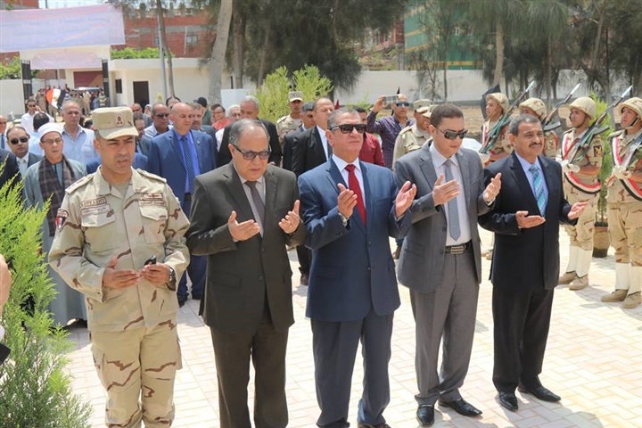 بالصور.. مدير أمن كفر الشيخ يضع الزهورعلى قبرالجندي المجهول فى ذكرئ سيناء