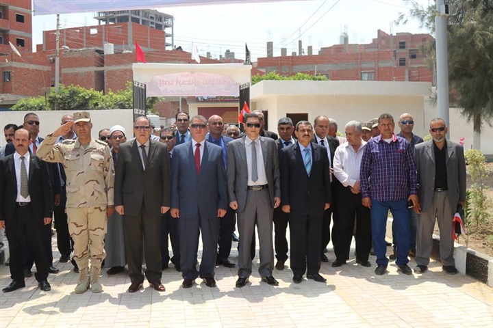 بالصور.. مدير أمن كفر الشيخ يضع الزهورعلى قبرالجندي المجهول فى ذكرئ سيناء