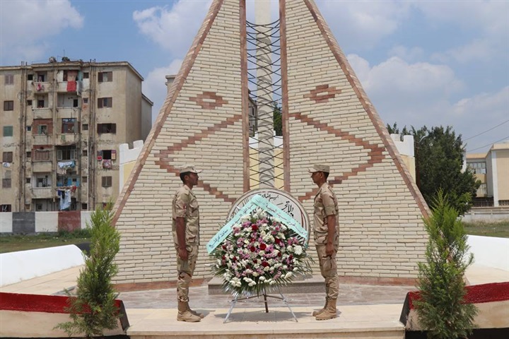 بالصور.. مدير أمن كفر الشيخ يضع الزهورعلى قبرالجندي المجهول فى ذكرئ سيناء