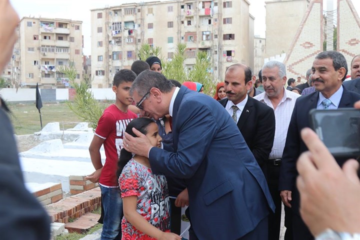 بالصور.. مدير أمن كفر الشيخ يضع الزهورعلى قبرالجندي المجهول فى ذكرئ سيناء