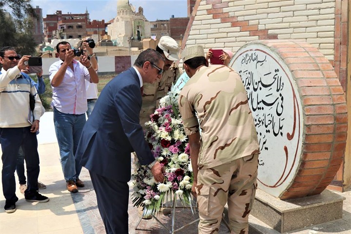 بالصور.. مدير أمن كفر الشيخ يضع الزهورعلى قبرالجندي المجهول فى ذكرئ سيناء