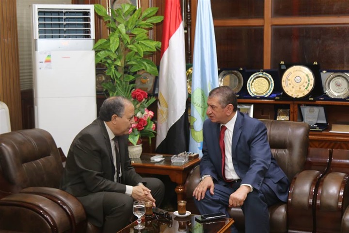 بالصور.. مدير أمن كفر الشيخ يضع الزهورعلى قبرالجندي المجهول فى ذكرئ سيناء
