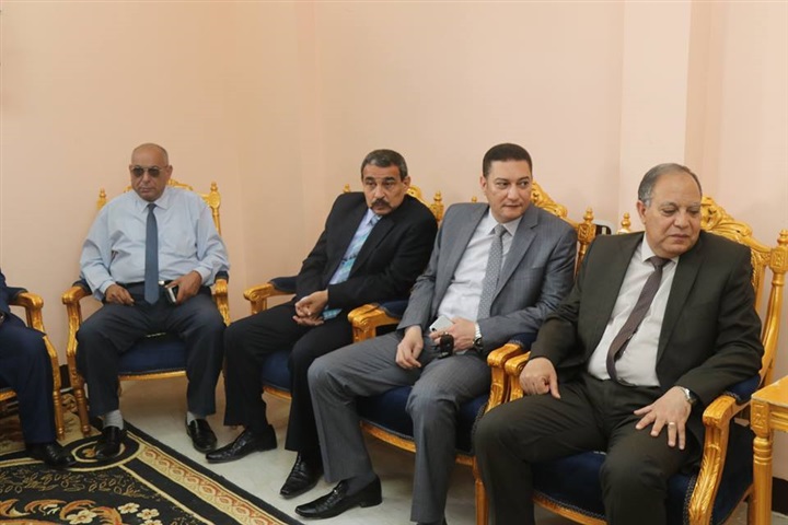 بالصور.. مدير أمن كفر الشيخ يضع الزهورعلى قبرالجندي المجهول فى ذكرئ سيناء