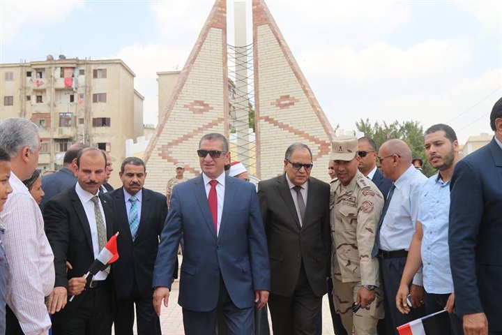 بالصور.. مدير أمن كفر الشيخ يضع الزهورعلى قبرالجندي المجهول فى ذكرئ سيناء
