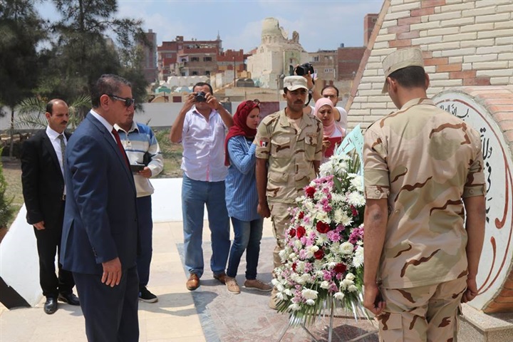 بالصور.. مدير أمن كفر الشيخ يضع الزهورعلى قبرالجندي المجهول فى ذكرئ سيناء