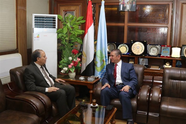 بالصور.. مدير أمن كفر الشيخ يضع الزهورعلى قبرالجندي المجهول فى ذكرئ سيناء