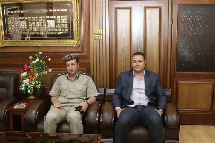 بالصور.. مدير أمن كفر الشيخ يضع الزهورعلى قبرالجندي المجهول فى ذكرئ سيناء