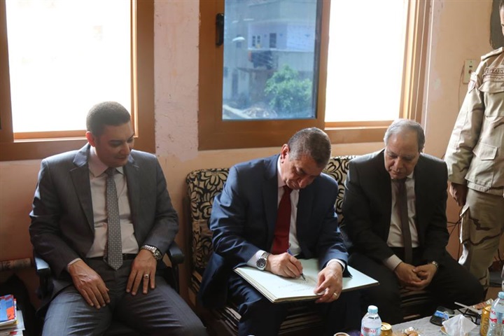 بالصور.. مدير أمن كفر الشيخ يضع الزهورعلى قبرالجندي المجهول فى ذكرئ سيناء