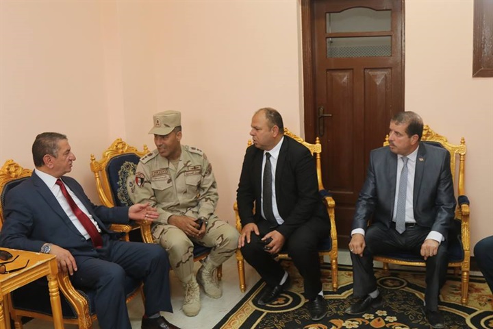 بالصور.. مدير أمن كفر الشيخ يضع الزهورعلى قبرالجندي المجهول فى ذكرئ سيناء