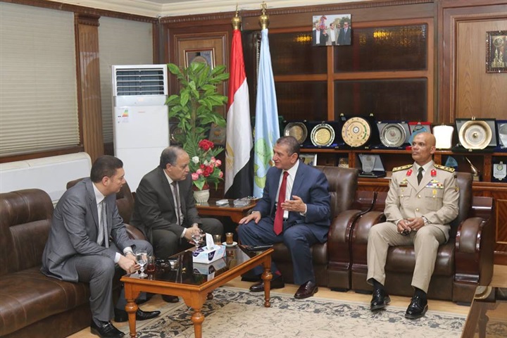 بالصور.. مدير أمن كفر الشيخ يضع الزهورعلى قبرالجندي المجهول فى ذكرئ سيناء
