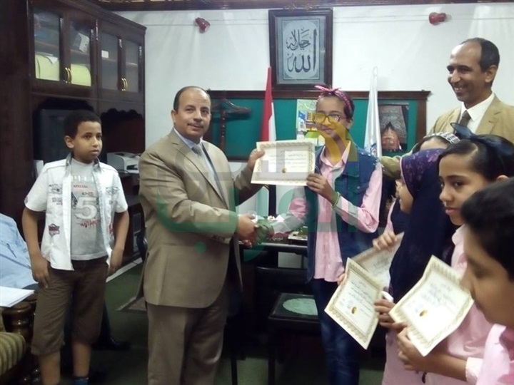 وكيل وزارة التعليم بقنا يكرم الفائزين في مسابقة التعلم النشط 