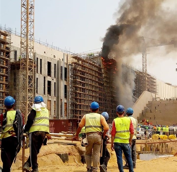 بالصور.. الحماية المدنية تحاول السيطرة على حريق سقالات المتحف الكبير