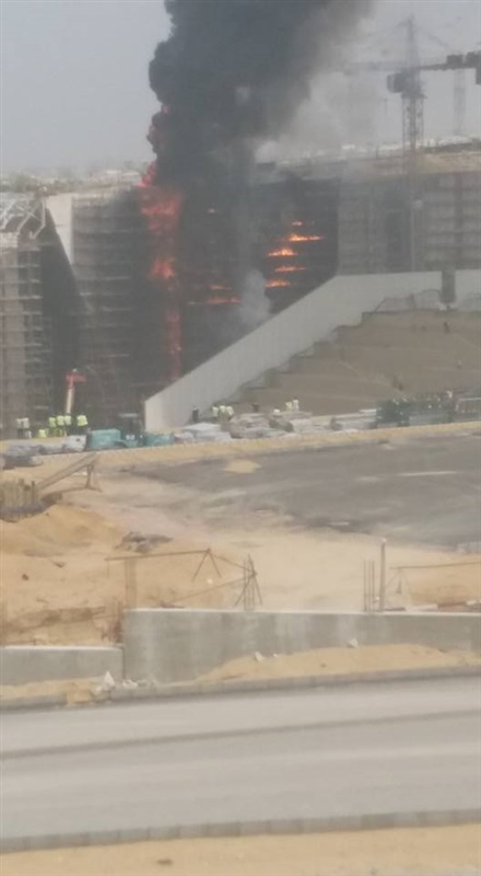 بالصور.. الحماية المدنية تحاول السيطرة على حريق سقالات المتحف الكبير