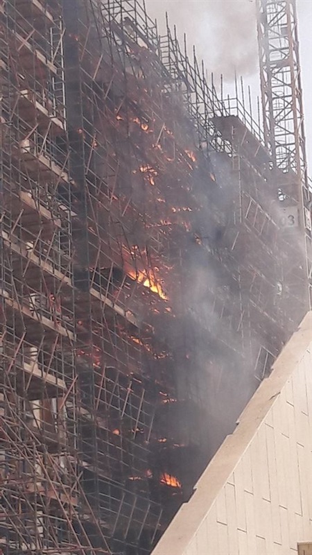 بالصور.. الحماية المدنية تحاول السيطرة على حريق سقالات المتحف الكبير