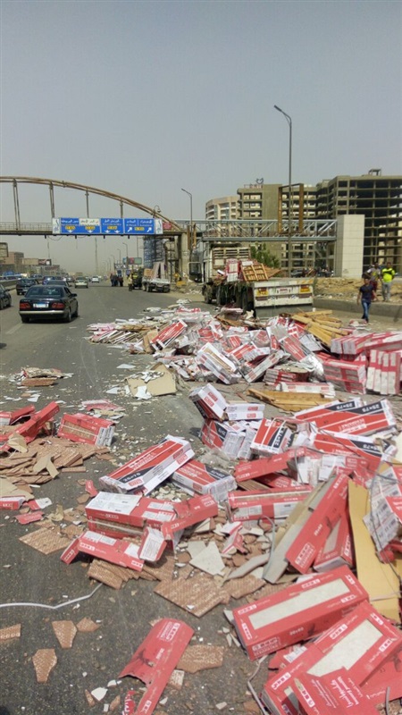 بالصور.. إزالة آثار حمولة «سيراميك» سقطت أعلى الدائرى