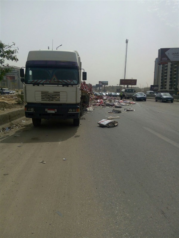 بالصور.. إزالة آثار حمولة «سيراميك» سقطت أعلى الدائرى