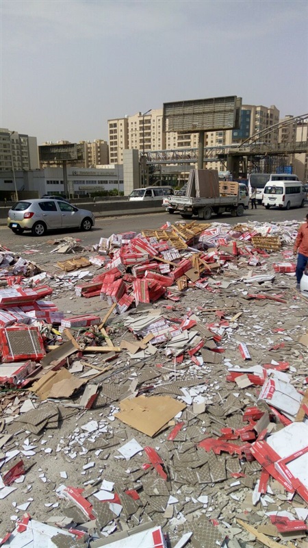 بالصور.. إزالة آثار حمولة «سيراميك» سقطت أعلى الدائرى