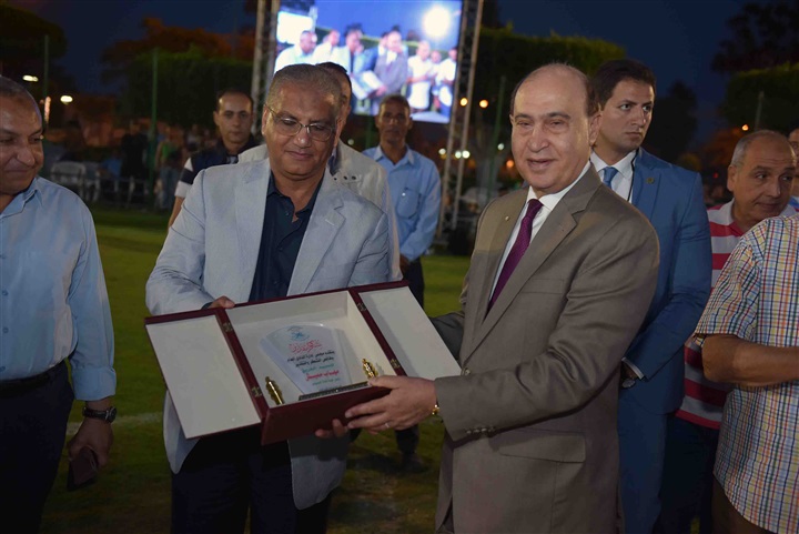 بالصور.. "مميش" يُسلم جوائز الأوسكار للفائزين ببطولة دوري الإدارات بالهيئة بالصور.. "مميش" يُسلم جوائز الأوسكار للفائزين ببطولة دوري الإدارات بالهيئة