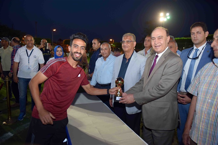 بالصور.. "مميش" يُسلم جوائز الأوسكار للفائزين ببطولة دوري الإدارات بالهيئة بالصور.. "مميش" يُسلم جوائز الأوسكار للفائزين ببطولة دوري الإدارات بالهيئة