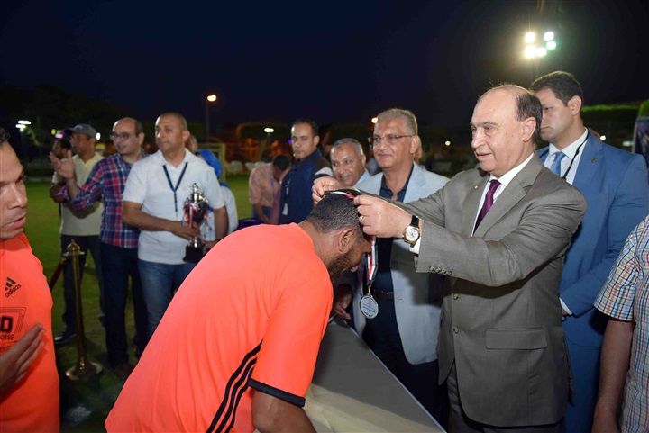 بالصور.. "مميش" يُسلم جوائز الأوسكار للفائزين ببطولة دوري الإدارات بالهيئة بالصور.. "مميش" يُسلم جوائز الأوسكار للفائزين ببطولة دوري الإدارات بالهيئة