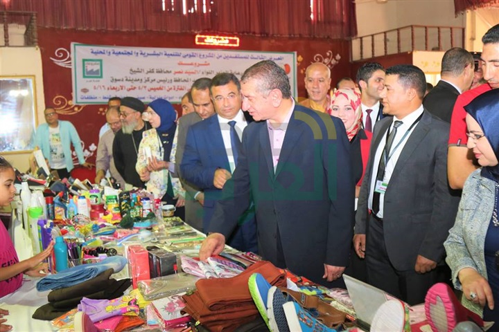 بالصور.. محافظ كفر الشيخ يفتتح معرض "مشروعك" بدسوق 