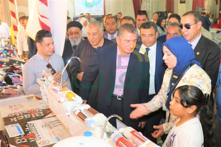 بالصور.. محافظ كفر الشيخ يفتتح معرض "مشروعك" بدسوق 
