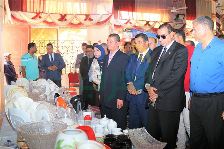 بالصور.. محافظ كفر الشيخ يفتتح معرض "مشروعك" بدسوق 
