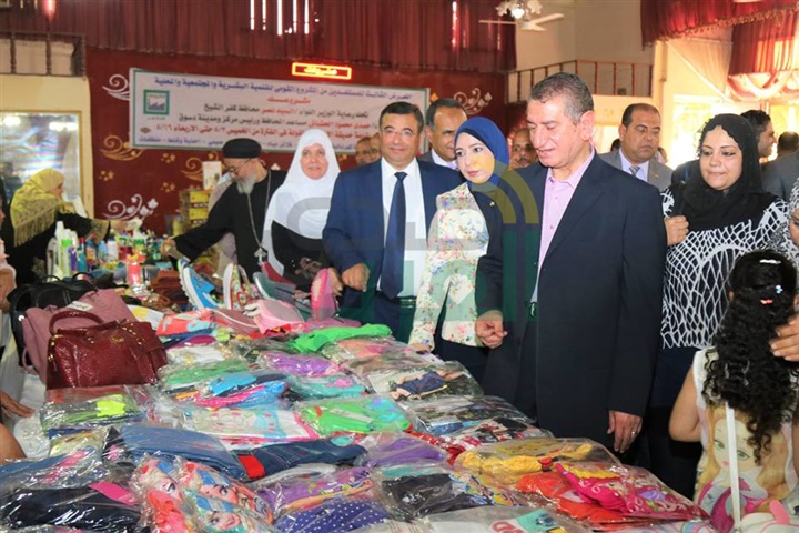 بالصور.. محافظ كفر الشيخ يفتتح معرض "مشروعك" بدسوق 