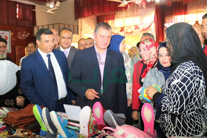بالصور.. محافظ كفر الشيخ يفتتح معرض "مشروعك" بدسوق 