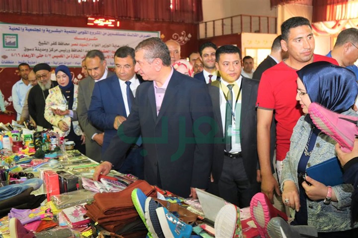 بالصور.. محافظ كفر الشيخ يفتتح معرض "مشروعك" بدسوق 