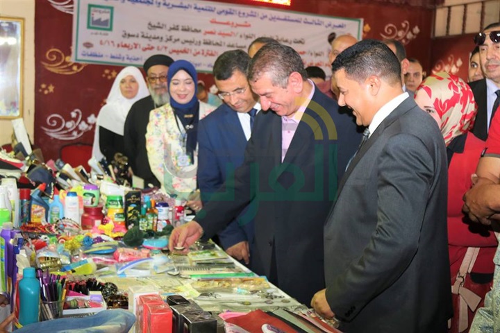 بالصور.. محافظ كفر الشيخ يفتتح معرض "مشروعك" بدسوق 