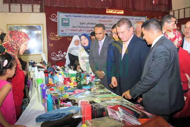 بالصور.. محافظ كفر الشيخ يفتتح معرض "مشروعك" بدسوق 