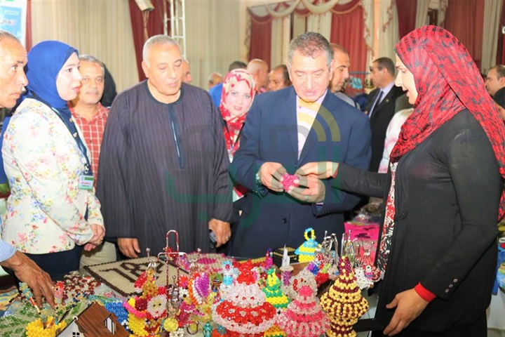 بالصور.. محافظ كفر الشيخ يفتتح معرض "مشروعك" بدسوق 