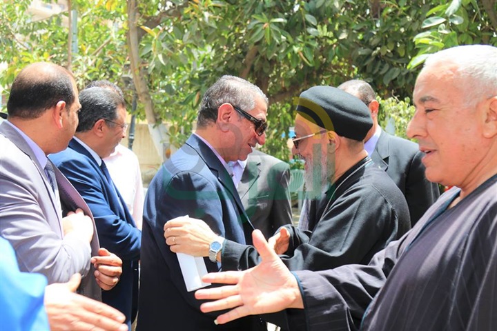 بالصور.. محافظ كفر الشيخ يفتتح معرض "مشروعك" بدسوق 