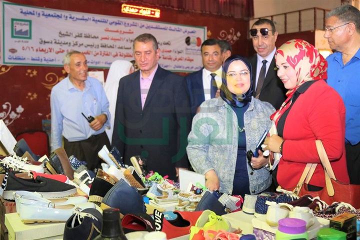 بالصور.. محافظ كفر الشيخ يفتتح معرض "مشروعك" بدسوق 