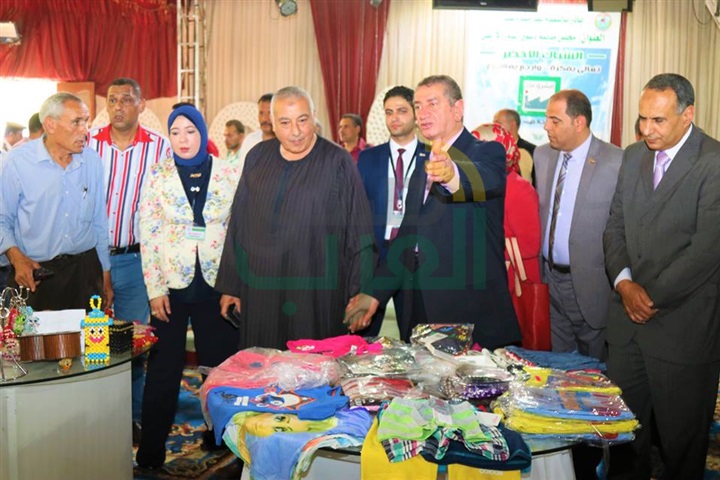 بالصور.. محافظ كفر الشيخ يفتتح معرض "مشروعك" بدسوق 