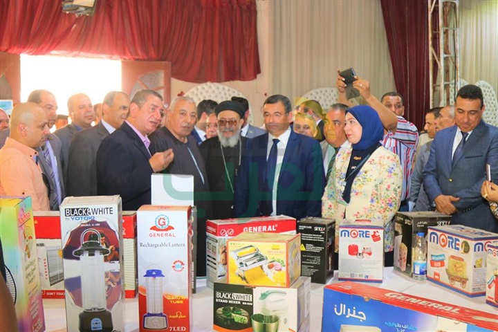 بالصور.. محافظ كفر الشيخ يفتتح معرض "مشروعك" بدسوق 