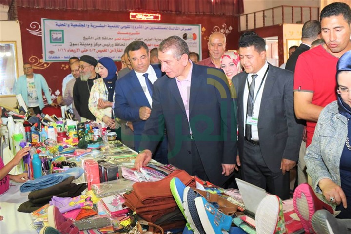 بالصور.. محافظ كفر الشيخ يفتتح معرض "مشروعك" بدسوق 