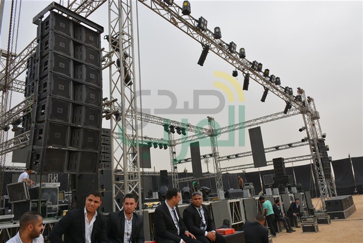 بالصور.. إجراءات أمنية مشددة قبيل بدء حفل جنات والعسيلى بالكندية بالصور.. إجراءات أمنية مشددة قبيل بدء حفل جنات والعسيلى بالكندية