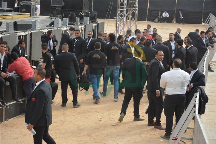 بالصور.. إجراءات أمنية مشددة قبيل بدء حفل جنات والعسيلى بالكندية بالصور.. إجراءات أمنية مشددة قبيل بدء حفل جنات والعسيلى بالكندية