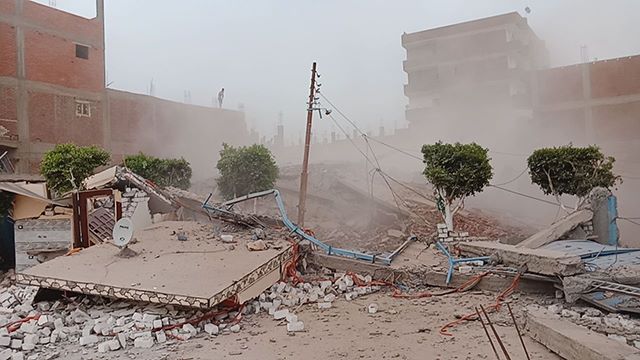 بالصور.. هدم فيلاتان يمتلكهما تجار مخدرات بـ"أبو الغيط"