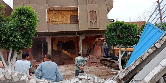 بالصور.. هدم فيلاتان يمتلكهما تجار مخدرات بـ"أبو الغيط"