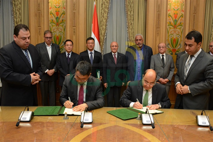 العصار يشهد توقيع بروتوكول لتصنيع إطارات السيارات العصار يشهد توقيع بروتوكول لتصنيع إطارات السيارات