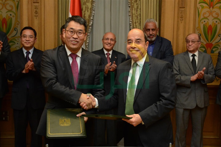 العصار يشهد توقيع بروتوكول لتصنيع إطارات السيارات العصار يشهد توقيع بروتوكول لتصنيع إطارات السيارات