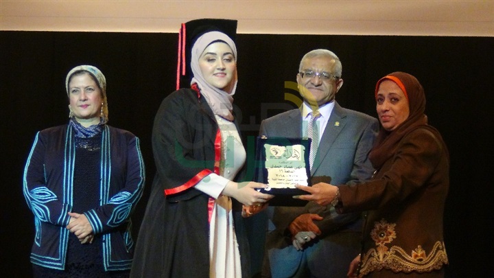 رئيس جامعة المنيا يشهد حفل تخرج الدفة الـ 16 لطب أسنان المنيا