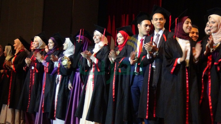 رئيس جامعة المنيا يشهد حفل تخرج الدفة الـ 16 لطب أسنان المنيا