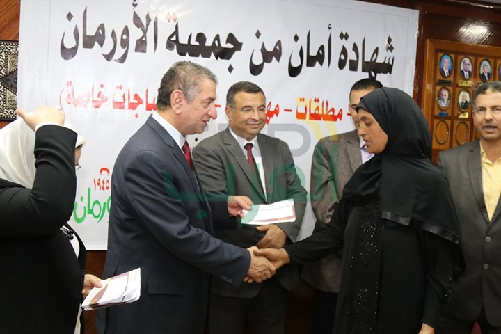 بالفيديو والصور..محافظ كفر الشيخ يوزع 25 وثيقة أمان علي الأسر الأولي بالرعاية